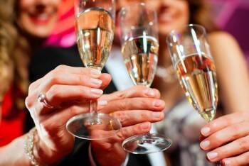 Можете сглотнуть: привитым разрешили побаловать себя шампанским в Новый год