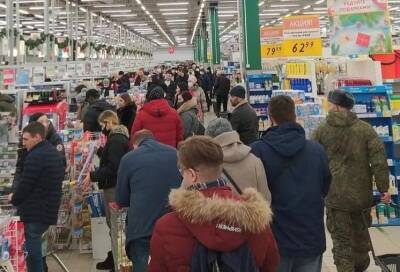 В канун Нового года в воронежских супермаркетах образовались огромные очереди