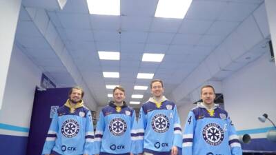 Хоккеисты «Сибири» спели гимн клуба в честь Нового года