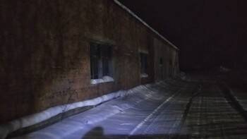 В Белозерске загорелся заброшенный дом: один человек эвакуирован