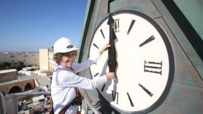 После долгого ремонта: самые знаменитые часы Израиля вновь возвестят о наступлении Нового года