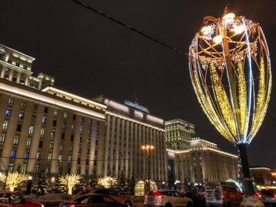 В Москве включили праздничную подсветку зданий и мостов