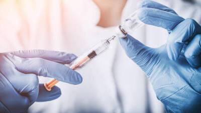 Первые в мире: в Израиле официально началась вакцинация четвертой дозой