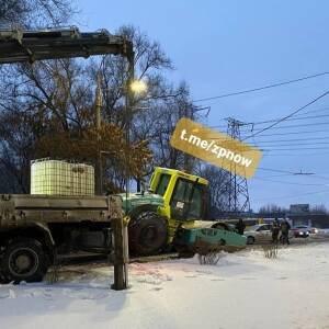 В Запорожье из фуры на проезжую часть выпал дорожный каток. Фото