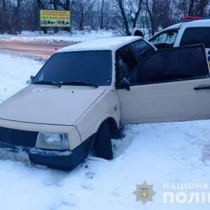 В Балабино двое мужчин угнали автомобиль, угрожая владельцу пистолетом. Фото - reporter-ua.com - Запорожская обл.