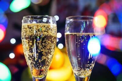 Александр Гинцбург разрешил привитым выпить бокал шампанского в Новый год