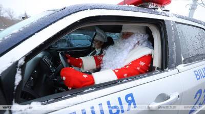 ФОТОФАКТ: В преддверии Нового года Дед Мороз патрулирует улицы Витебска