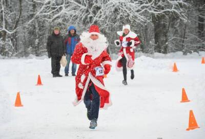 В Ленобласти прошел костюмированный забег с Дедами Морозами и Снегурочками