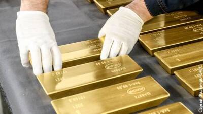 Почему мир скупает золото при сильном долларе