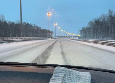 «Уже встретились»: водители жалуются на нечищеный от снега КАД