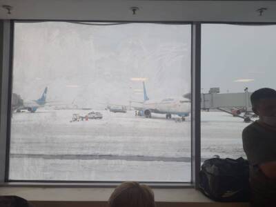 Плачущие дети, духота, столпотворение: вылет около 30 самолетов задержали в Пулково