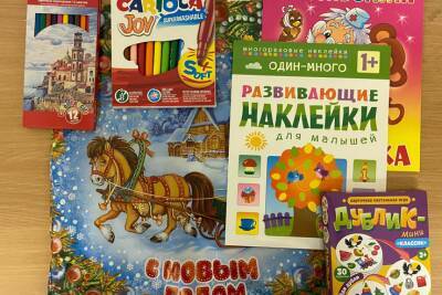 Юные жители Ленобласти, оставшиеся на Новый год в больнице, получили новогодние подарки