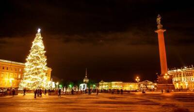 Дворцовую площадь связали с 20 городами России праздничным видеоэкраном
