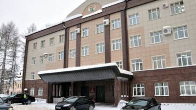 В Кирове мужчина обстрелял здание прокуратуры и погиб