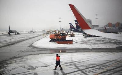 Ирония непогоды: московские аэропорты задерживают и отменяют сотни рейсов