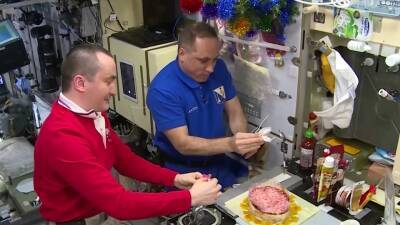 Российские космонавты на МКС к праздничному столу приготовили селедку под шубой