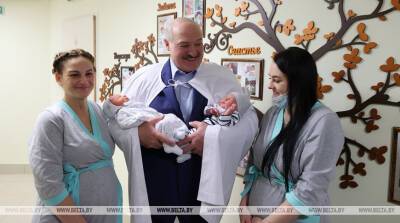 Лукашенко перед Новым годом приехал в РНПЦ "Мать и дитя", где выхаживают самых маленьких граждан
