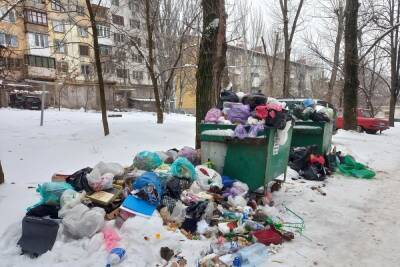 Коммунальные службы Донецка подарили жителям горы мусора: ФОТО