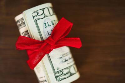 Специалист по этикету рассказала, кому недопустимо дарить деньги на Новый год