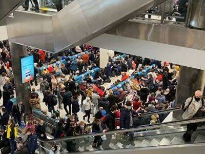 Пассажиры скопились в российских аэропортах из-за отмены рейсов