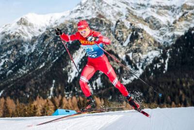 Большунов сообщил, что сломал крепления на лыжах в первом круге масс-старта