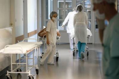 За сутки с COVID-19 госпитализировали более 380 петербуржцев