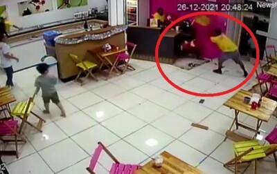 В Бразилии работник кафе избил стулом грабителя