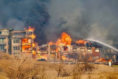 Мощный пожар охватил Колорадо: уничтожены сотни домов, есть пострадавшие