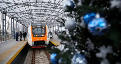 "Укрзализныця" подсчитала, сколько людей встретят новый 2022 год в поездах