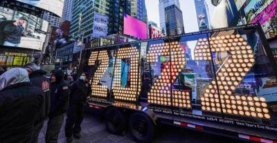 Новый год пандемии? Города по всему миру отменяют или ограничивают празднования