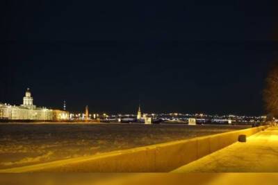 В новогоднюю ночь петербуржцы смогут полюбоваться праздничной подсветкой Дворцового моста