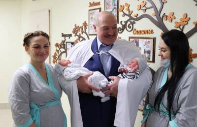 Каждый год 31 декабря! Лукашенко посетил перинатальный центр «Мать и дитя» – теплые слова и подарки даже самым маленьким