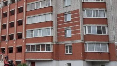 Житель Челябинска выпал с балкона многоэтажного дома и погиб
