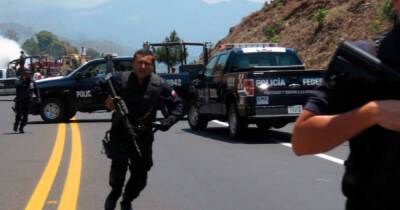 Вооруженные люди захватили заложников на курорте в Мексике