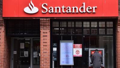 Банк по ошибке выплатил своим клиентам £130 млн на Рождество - rbnews.uk - Англия - Santander