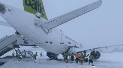 Аэропорт Риги закрылся на ночь из-за снегопада