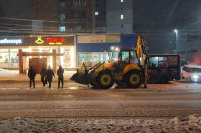 В Новосибирске экскаватор сбил 9-летнего школьника на пешеходном переходе