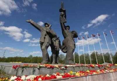 Захарова от лица России требует найти и наказать осквернителей памятника в Риге