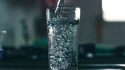Диетолог опровергла миф о необходимости выпивать 2 л воды в день