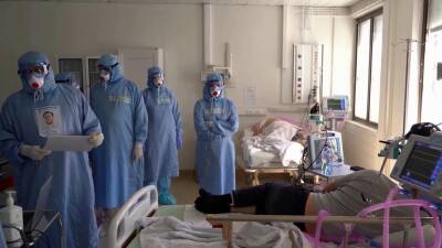 Владимир Путин наградил врачей, которые спасают жизни больных коронавирусом