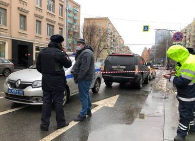 Таксист в Москве вез цветы для девушки и получил пулю от водителя Cadillac