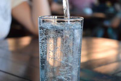 Диетолог опровергла устоявшийся миф об употреблении двух литров воды в день