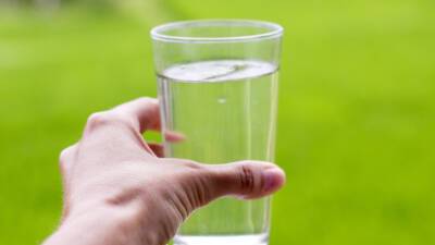 Диетолог опровергла популярный миф об употреблении двух литров воды в день