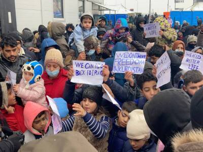 «Мы просто хотим попасть в лучшую жизнь». Беженцы вновь вышли с плакатами к стенам ТЛЦ