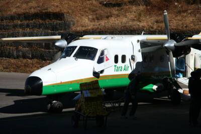 В Непале пассажиры вручную передвинули самолет с посадочной полосы