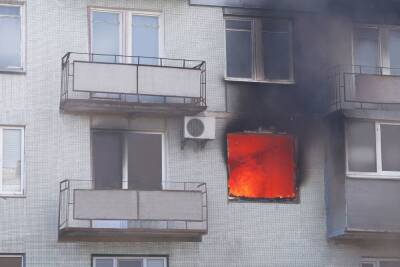 Спасатели вытащили восемь новгородцев из горящего дома на улице Черняховского