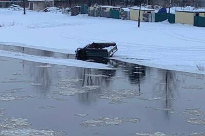 В Тверской области грузовик съехал в реку