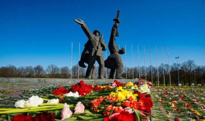 Осквернение Памятника освободителям: Россия направила ноту Латвии