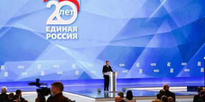 Медведев сообщил о продолжении работы волонтерских центров "Единой России"