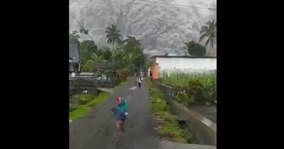 Облако пепла в 12 км. Извержение вулкана Семеру погрузило жителей Индонезии во тьму (видео)